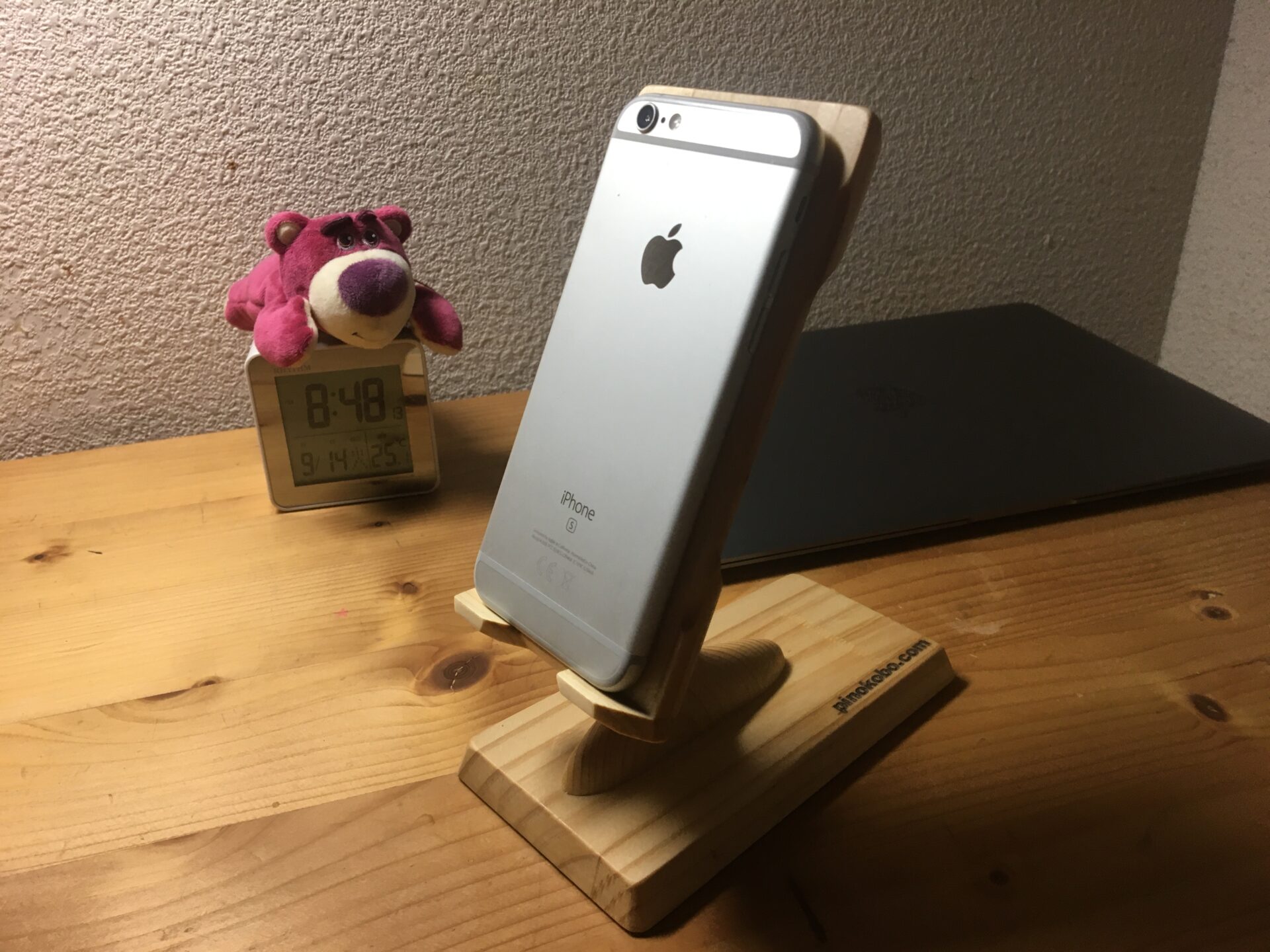 iPhoneを包み込む木製スマホスタンドのベデスタル