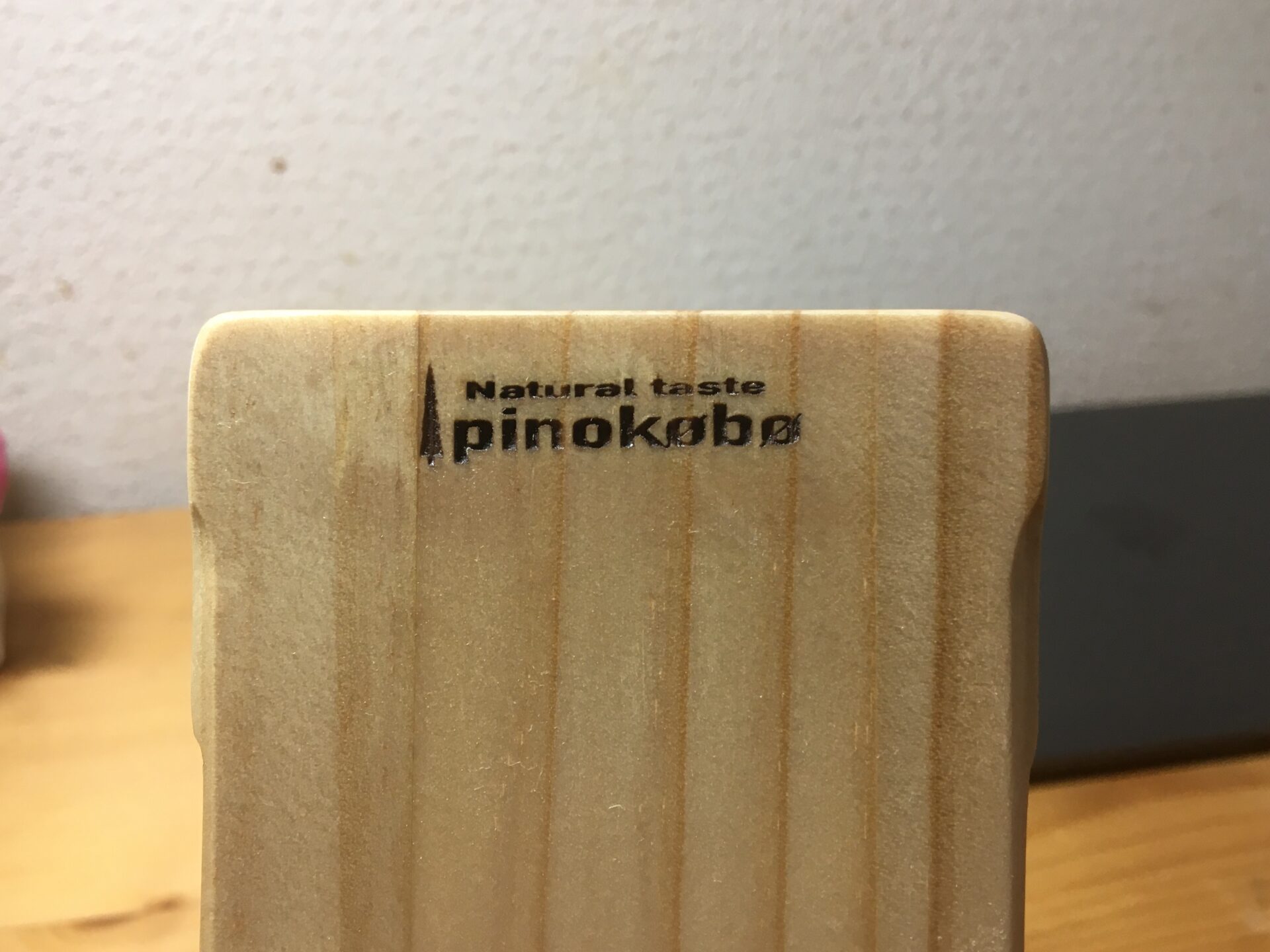 木製スマホスタンドのベデスタルのロゴ刻印はレーザー加工